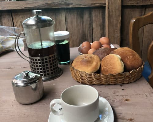 Un hombre remueve la panela, un jarabe de color marrón oscuro hecho de caña de azúcar